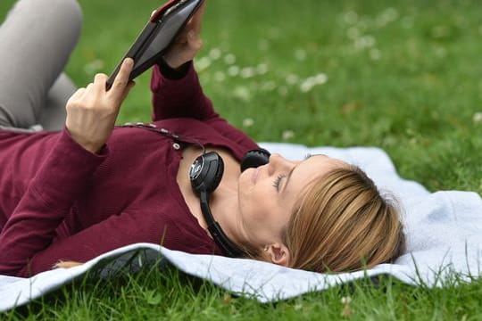 Leicht und kontraststark: E-Book-Reader lassen sich auch im hellen Sonnenlicht wie ein gedrucktes Buch lesen.
