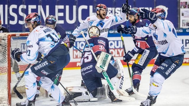 Louis-Marc Aubry (l) von ERC Ingolstadt trifft zum 1:1 gegen Berlins Torwart Mathias Niederberger (3.