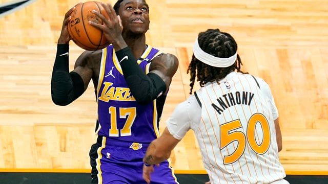 Dennis Schröder (l) von den Los Angeles Lakers setzt zum Wurf an.