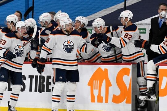 Leon Draisaitl (M) von den Edmonton Oilers feiert sein Tor mit den Teamkollegen.