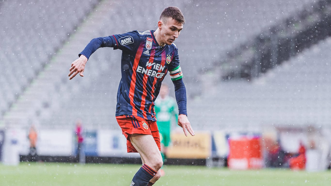 Dejan Ljubicic am Ball für Rapid Wien im Tiroler Tivoli Stadion (Archivbild): Der Kapitän der Wiener har sich für vier Jahre in Köln verpflichtet.