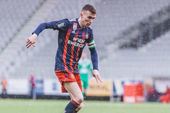 Dejan Ljubicic am Ball für Rapid Wien im Tiroler Tivoli Stadion (Archivbild): Der Kapitän der Wiener har sich für vier Jahre in Köln verpflichtet.