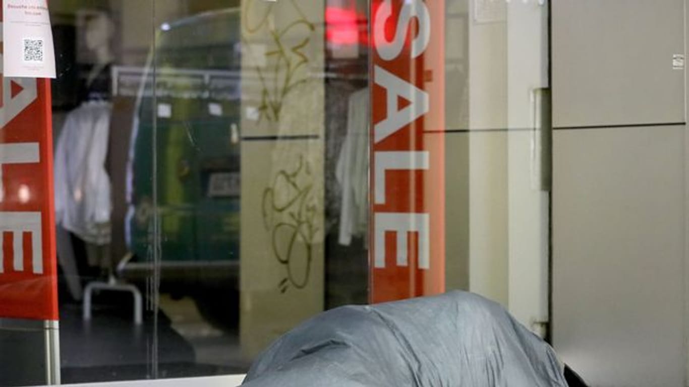 Ein Obdachloser schläft vor einem Geschäft (Symbolbild): Erste Obdachlose wurden mit dem Impfstoff von Johnson & Johnson geimpft.