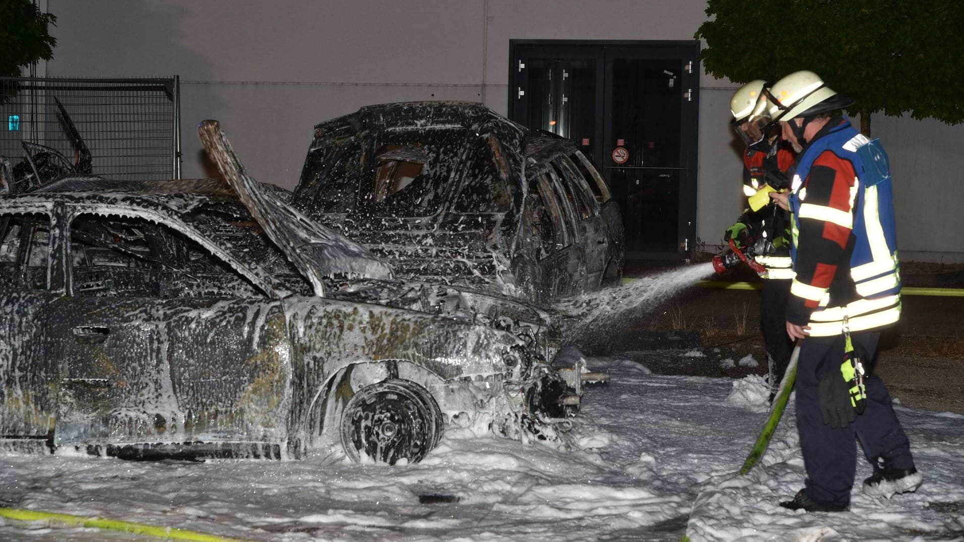 Feuerwehrmänner löschen brennende Autos (Symbolbild): Auf einem Bonner Schrottplatz löschte die Feuerwehr in der Nacht alte Autos, Metallteile und Kunststoffe. Feuerwehrmänner löschen brennende Autos (Symbolbild): Auf einem Bonner Schrottplatz löschte die Feuerwehr in der Nacht alte Autos, Metallteile und Kunststoffe.