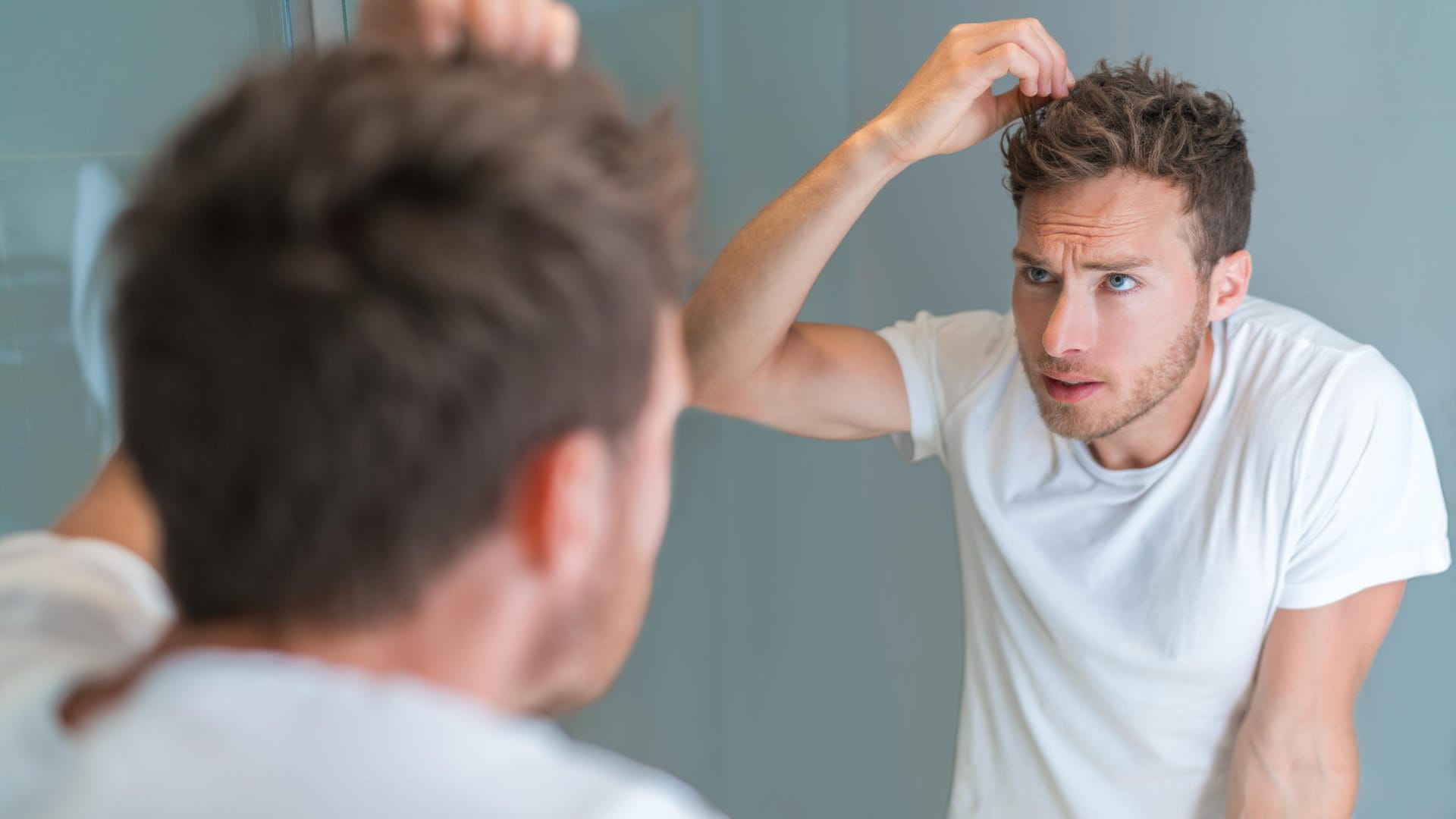 Ein Mann fasst sich auf den Kopf: Ein Atherom ist gutartig uns muss nur in bestimmten Fällen entfernt werden.