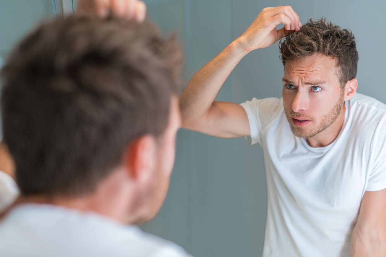 Ein Mann fasst sich auf den Kopf: Ein Atherom ist gutartig uns muss nur in bestimmten Fällen entfernt werden.