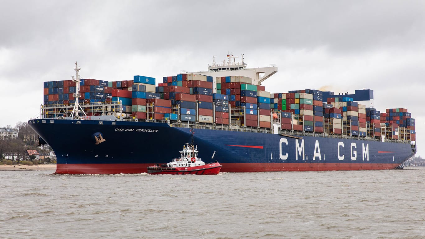 Containerschiff im Hamburger Hafen (Symbolbild): Die deutsche Wirtschaft zieht wieder an.