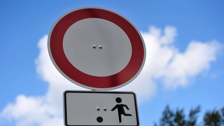 Durchfahrt verboten und Zusatzzeichen 1010-10 (spielendes Kind): Aus dem kreisrunden Zeichen 250 ergibt sich, dass hier niemand parken darf.