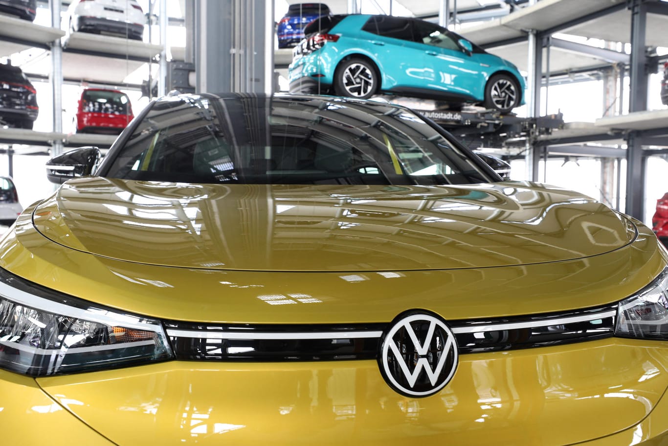 Ein ID.4 in der Wolfsburger Autostadt: Bereits 2022 soll VW laut Experten mehr E-Autos verkaufen als Tesla.