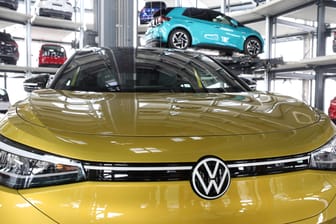 Ein ID.4 in der Wolfsburger Autostadt: Bereits 2022 soll VW laut Experten mehr E-Autos verkaufen als Tesla.