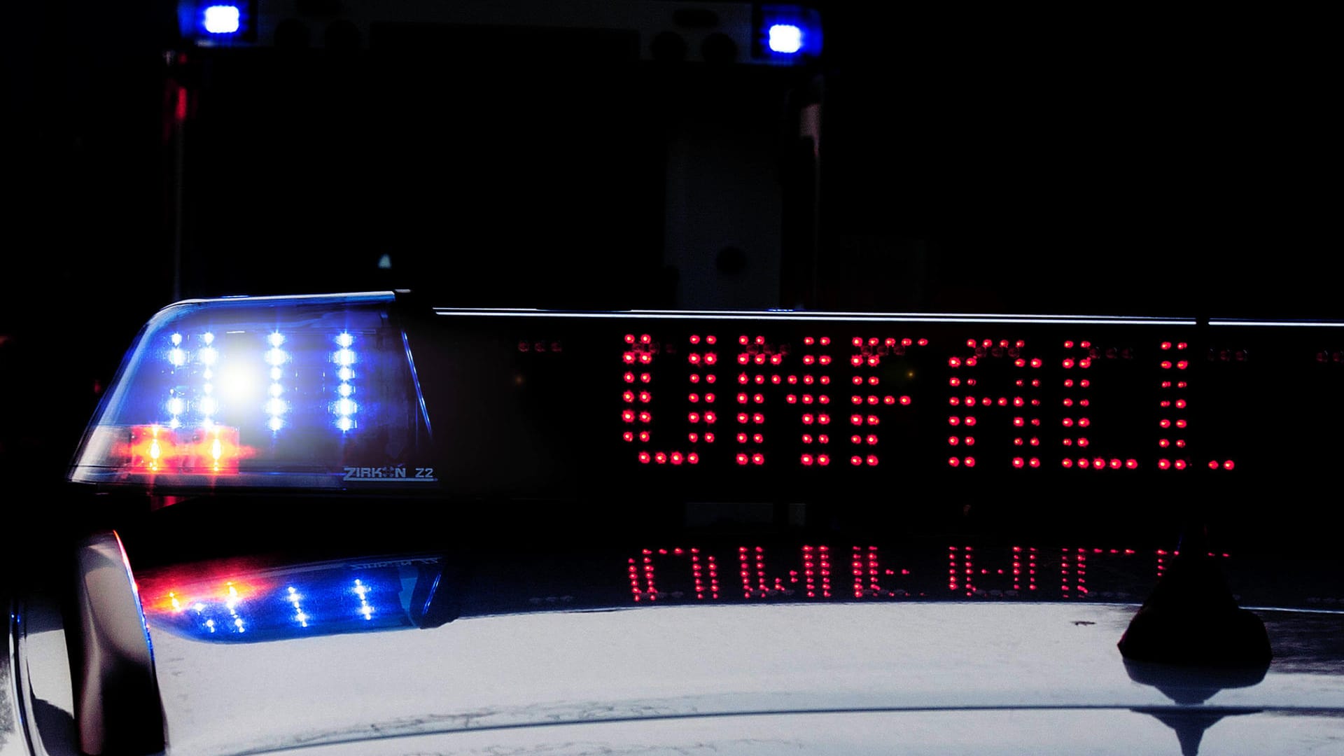 Ein Einsatzfahrzeug der Polizei mit Blaulicht und dem Schriftzug "Unfall" im Display (Symbolbild): Trotz seines heftigen Alleinunfalls auf der A3 konnte ein Autofahrer fliehen.