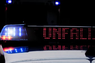 Ein Einsatzfahrzeug der Polizei mit Blaulicht und dem Schriftzug "Unfall" im Display (Symbolbild): Trotz seines heftigen Alleinunfalls auf der A3 konnte ein Autofahrer fliehen.
