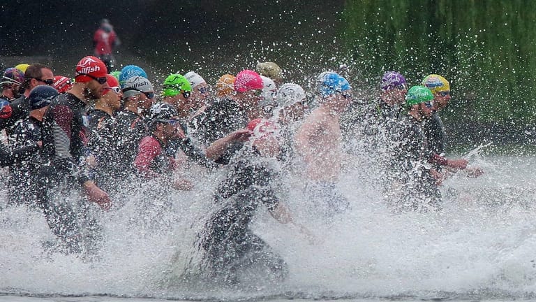 Schwimmer stürzen sich bei einem Volkstriathlon ins Wasser (Symbolbiild): Wegen der Corona-Pandemie kann die Veranstaltung in Wolfsburg auch in diesem Jahr nicht stattfinden.