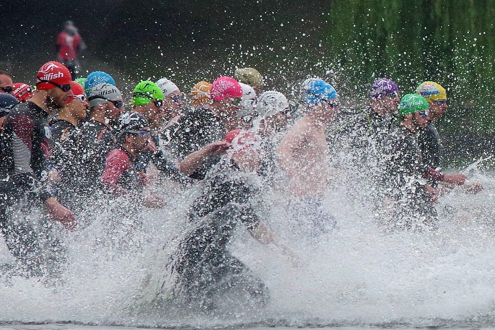 Schwimmer stürzen sich bei einem Volkstriathlon ins Wasser (Symbolbiild): Wegen der Corona-Pandemie kann die Veranstaltung in Wolfsburg auch in diesem Jahr nicht stattfinden.