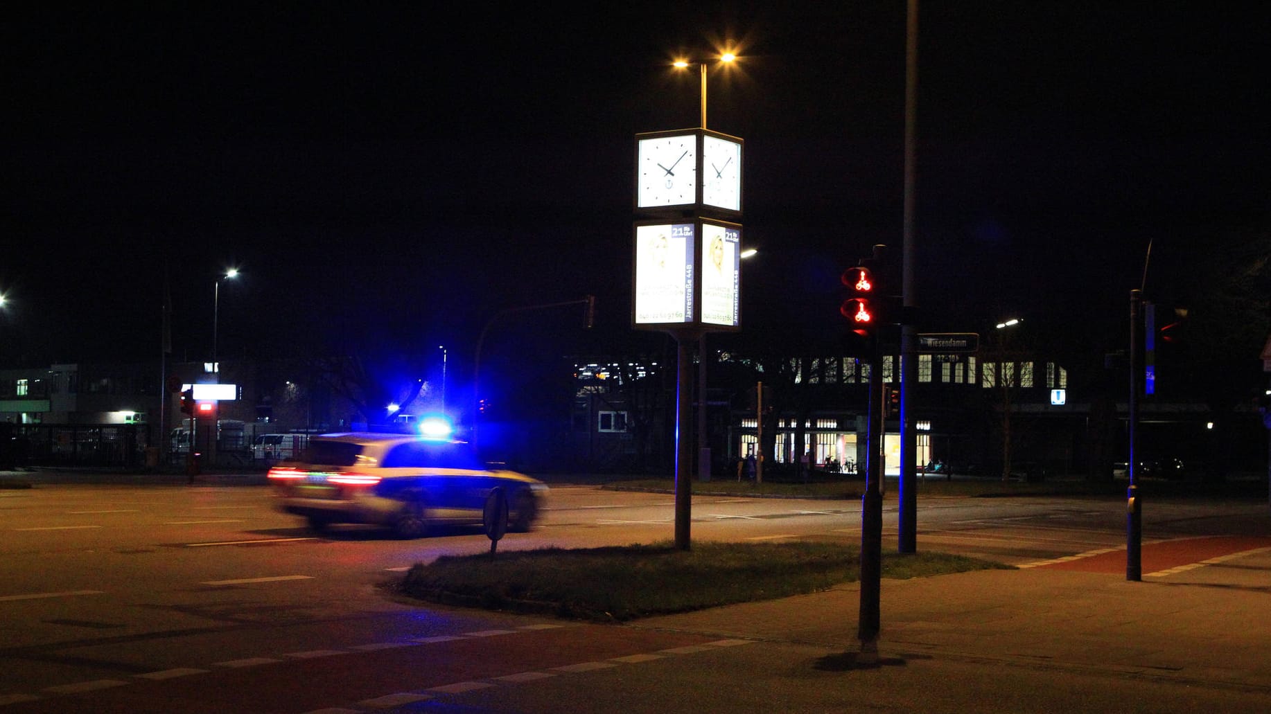 Ein Polizeiwagen rast zu einem Einsatz (Symbolbild): Der Mann wurde nach seiner Flucht in die Psychiatrie eingewiesen. Ein Polizeiwagen rast zu einem Einsatz (Symbolbild): Der Mann wurde nach seiner Flucht in die Psychiatrie eingewiesen.