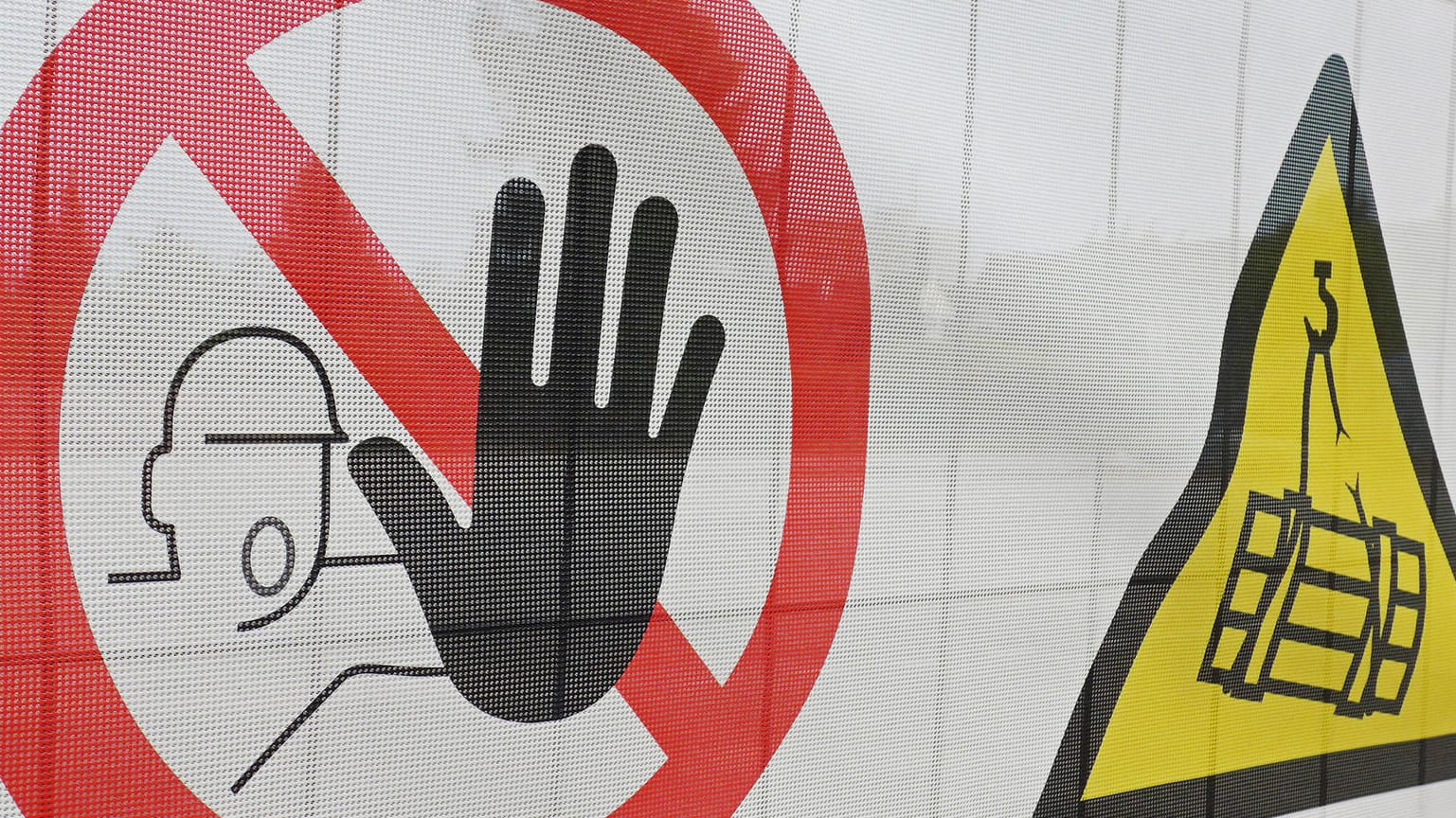 Ein Warn- und Verbotsschilder an einem Bauzaun (Symbolbild): In Ingelheim bei Mainz ist es zu einem tödlichen Unfall auf einer Baustelle gekommen. Ein Warn- und Verbotsschilder an einem Bauzaun (Symbolbild): In Ingelheim bei Mainz ist es zu einem tödlichen Unfall auf einer Baustelle gekommen.