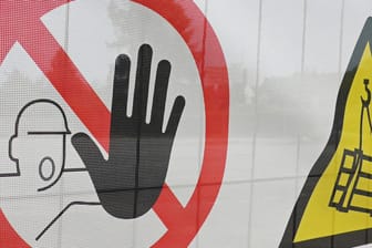 Ein Warn- und Verbotsschilder an einem Bauzaun (Symbolbild): In Ingelheim bei Mainz ist es zu einem tödlichen Unfall auf einer Baustelle gekommen.