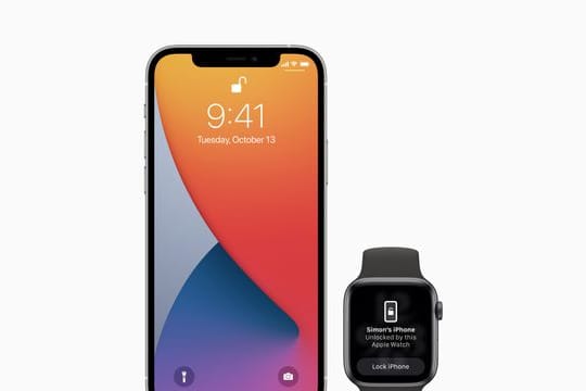 Die Apple Watch in der Nähe des iPhones erspart eine Code-Eingabe, wenn das Entsperren per Gesichtserkennung (Face ID) zum Beispiel wegen des Tragens einer Maske nicht funktioniert.