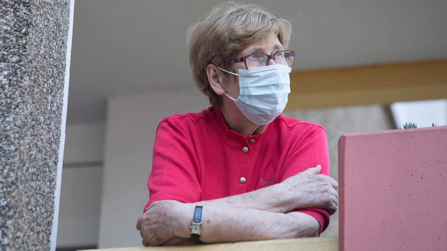 Ältere Frau auf Balkon (Symbolbild): Die Rentenerhöhung fällt 2021 im Westen Deutschlands aus.