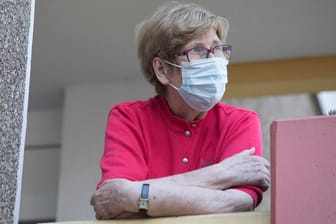 Ältere Frau auf Balkon (Symbolbild): Die Rentenerhöhung fällt 2021 im Westen Deutschlands aus.