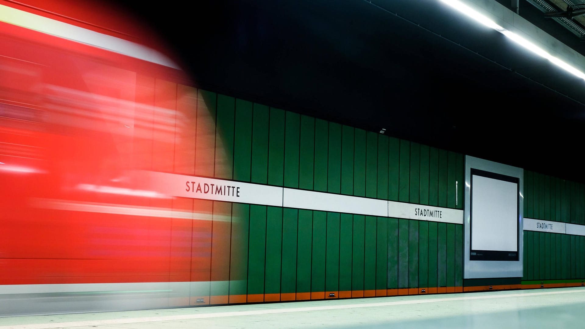 Eine S-Bahn fährt aus der Haltestelle Stadtmitte in Stuttgart aus (Archivbild): Durch einen Kurzschluss hat es einen lauten Knall gegeben. Eine S-Bahn fährt aus der Haltestelle Stadtmitte in Stuttgart aus (Archivbild): Durch einen Kurzschluss hat es einen lauten Knall gegeben.