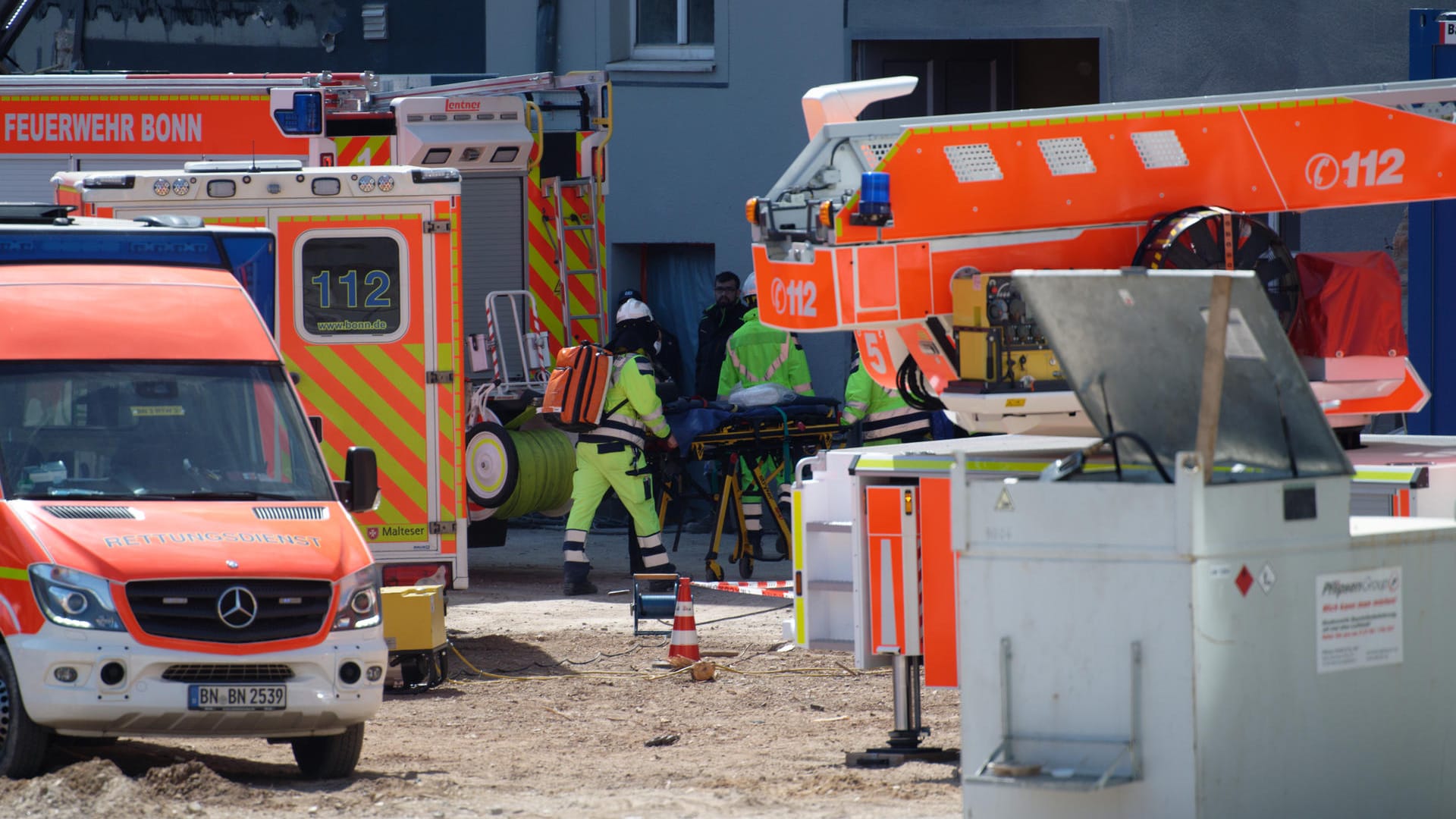 Rettungssanitäter schieben eine Trage auf einer Baustelle: Zwei Bauarbeiter sind bei Arbeiten in einem Keller verschüttet worden. Rettungssanitäter schieben eine Trage auf einer Baustelle: Zwei Bauarbeiter sind bei Arbeiten in einem Keller verschüttet worden.