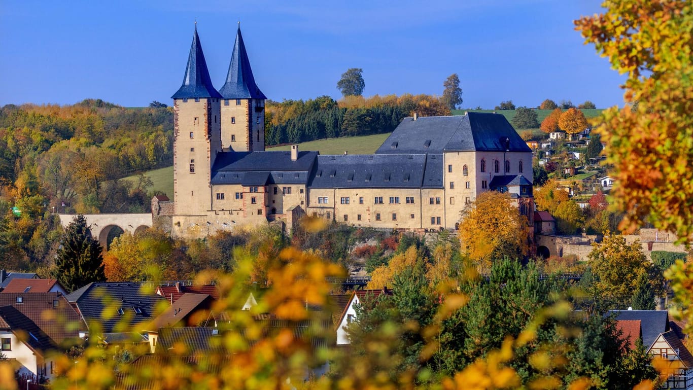 Das Schloss Rochlitz zwischen Leipzig und Chemnitz (Symbolbild): Auch die sächsischen Schlösser und Burgen leiden unter Corona-bedingten Schließungen.