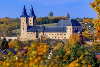 Das Schloss Rochlitz zwischen Leipzig und Chemnitz (Symbolbild): Auch die sächsischen Schlösser und Burgen leiden unter Corona-bedingten Schließungen.