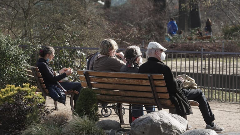 Senioren sitzen im Park: Die Lebensversicherung soll im Alter für mehr Sicherheit sorgen. Ab sofort aber mit geringeren Erträgen.