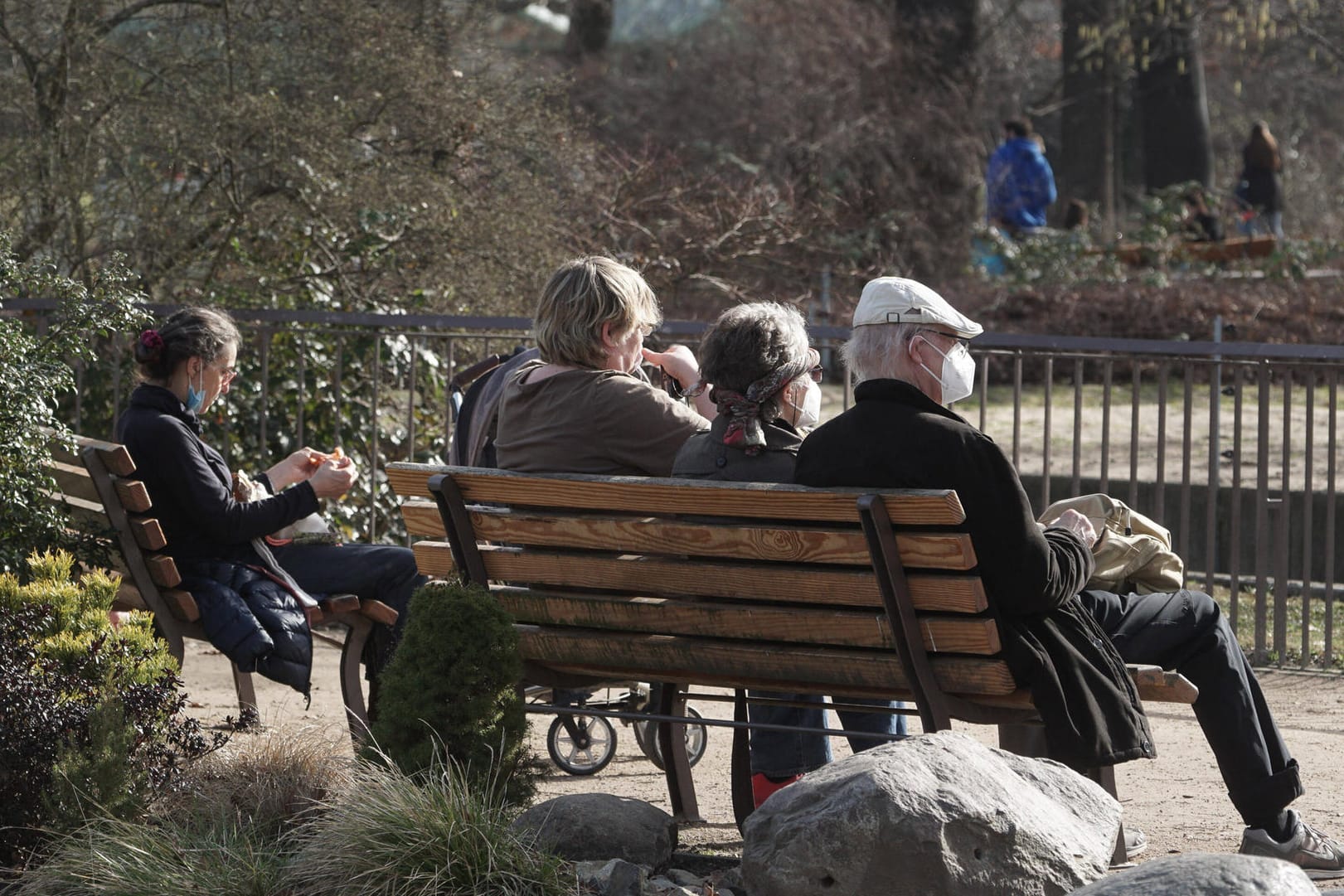 Senioren sitzen im Park: Die Lebensversicherung soll im Alter für mehr Sicherheit sorgen. Ab sofort aber mit geringeren Erträgen.