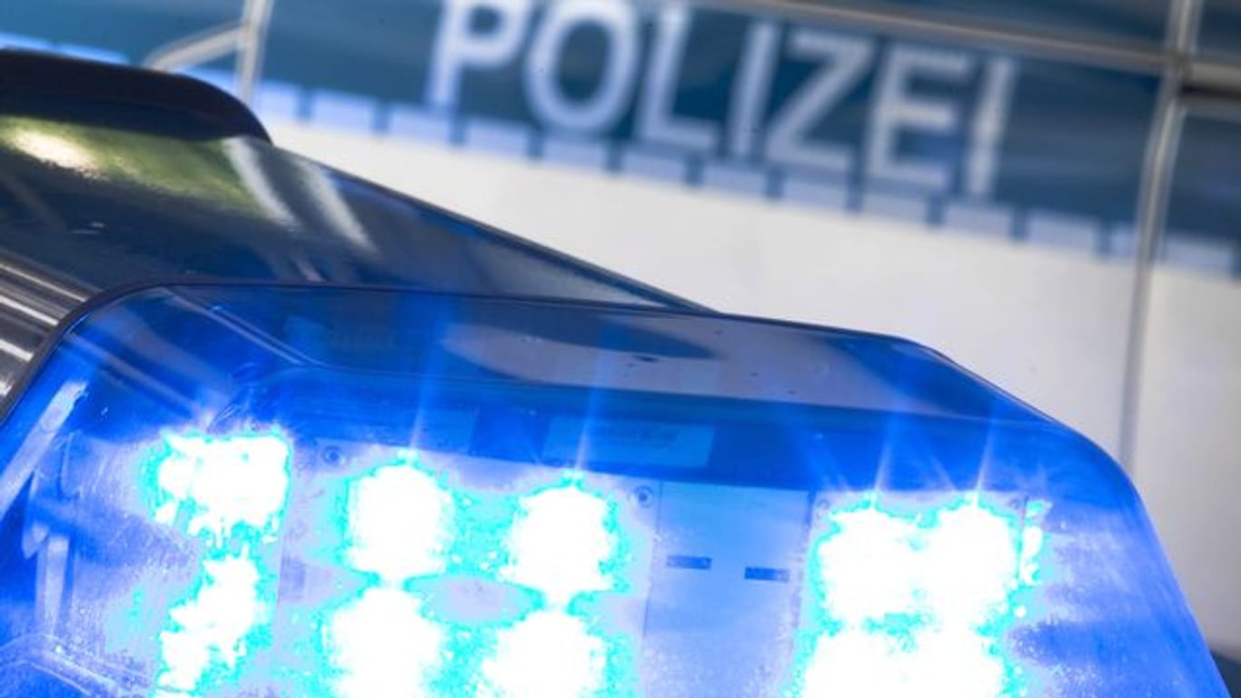 Ein Blaulicht auf dem Dach eines Polizeiwagens (Symbolbild): Einer der drei mutmaßlichen Einbrecher ist bei der Polizei bereits bekannt.