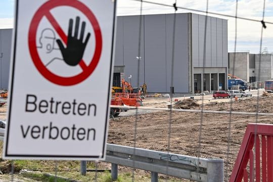 Das Baugelände der Tesla Gigafactory östlich von Berlin: Hier wurden offenbar Leitungen verlegt, ohne dass es eine Genehmigung dafür gab.