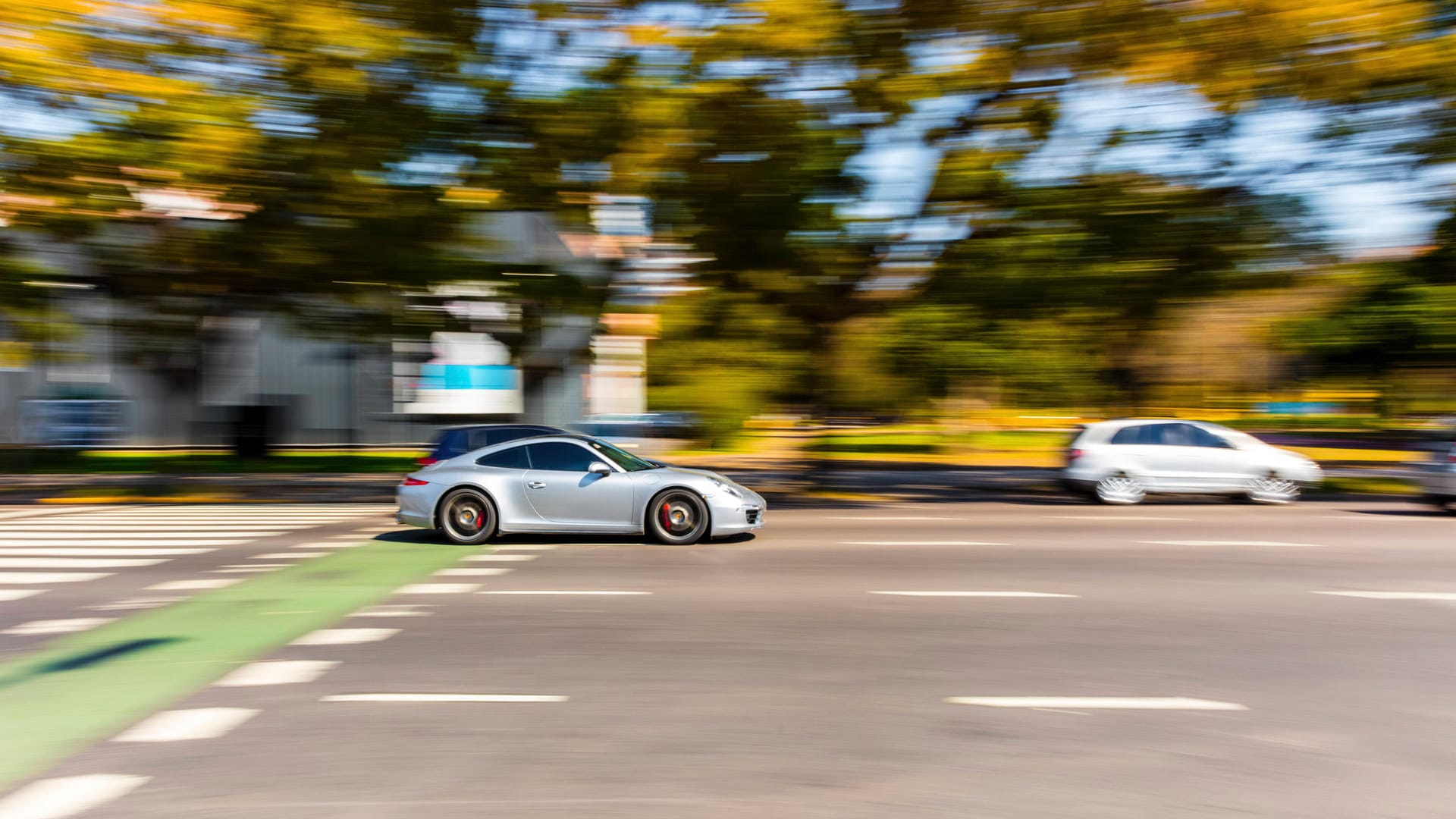 Ein Sportwagen während der Fahrt (Symbolbild): In Paderborn hat ein Bielefelder einen Unfall verursacht. Ein Sportwagen während der Fahrt (Symbolbild): In Paderborn hat ein Bielefelder einen Unfall verursacht.