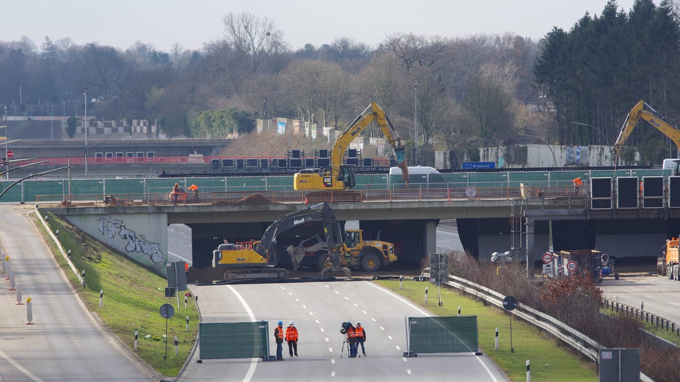 Schon vor einigen Wochen haben die Bauarbeiten zum Abriss einer Brücke begonnen (Archivbild): Das Bauprojekt soll etwa 790 Millionen Euro kosten.