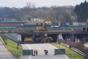 Schon vor einigen Wochen haben die Bauarbeiten zum Abriss einer Brücke begonnen (Archivbild): Das Bauprojekt soll etwa 790 Millionen Euro kosten.