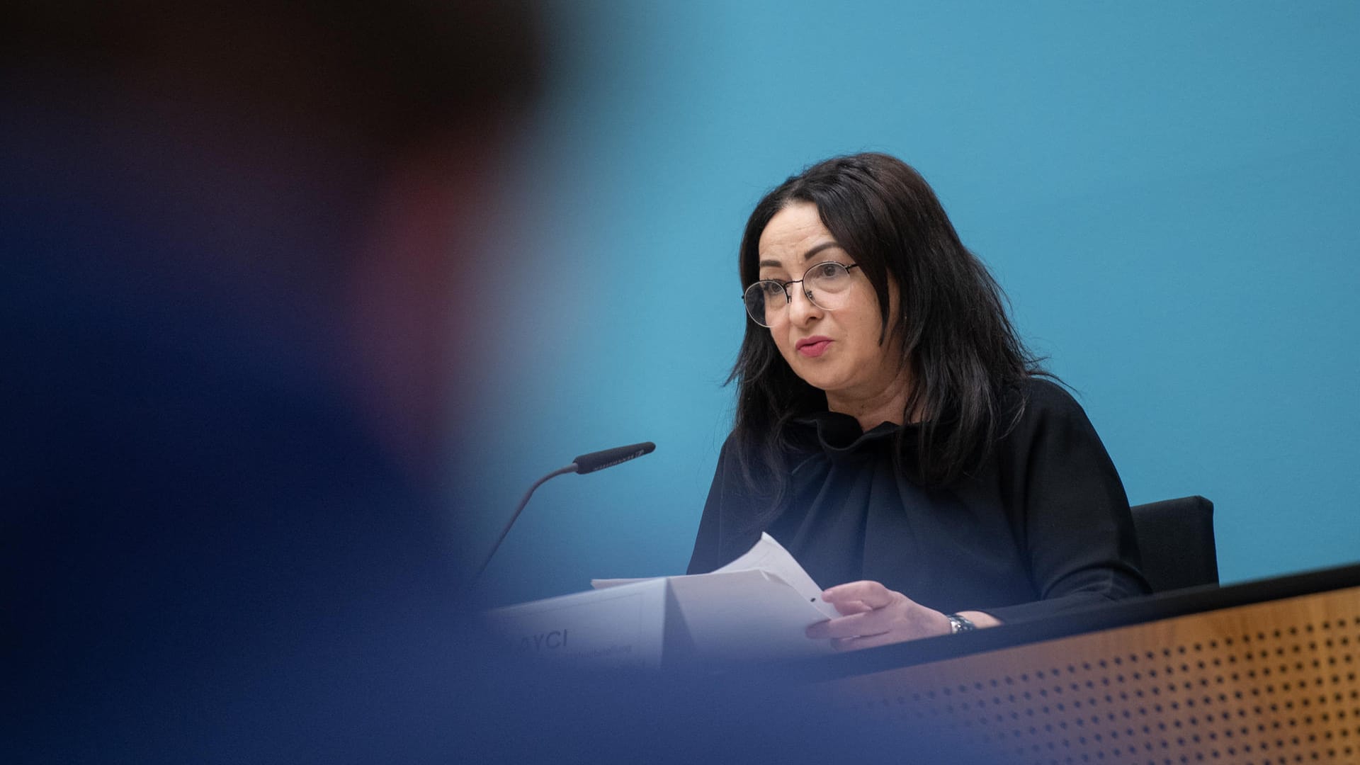 Dilek Kalayci (SPD), Senatorin für Gesundheit, Pflege und Gleichstellung, spricht bei einer Pressekonferenz: Die Vorgaben des Senats gehen teilweise über die des Bundes hinaus. Dilek Kalayci (SPD), Senatorin für Gesundheit, Pflege und Gleichstellung, spricht bei einer Pressekonferenz: Die Vorgaben des Senats gehen teilweise über die des Bundes hinaus.