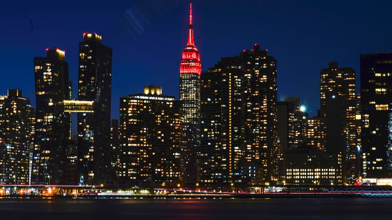 Empire State Building: Das Gebäude wird in Gedenken an die Hunderttausenden Corona-Toten in den USA rot beleuchtet.