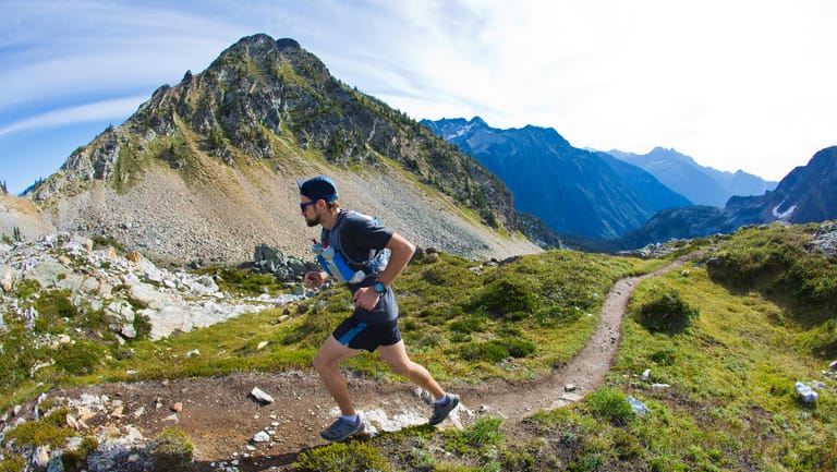 Jogging in den Bergen: Ein längerer Aufenthalt in großer Höhe kann den Hämatokritwert erhöhen.