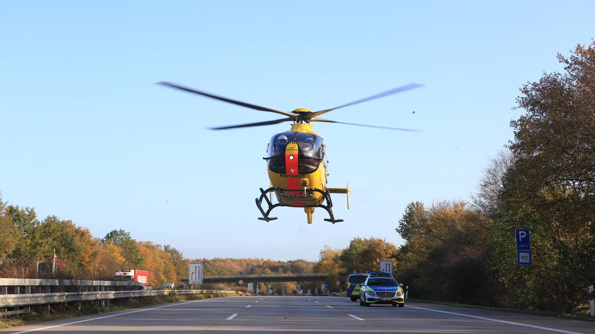 Ein Rettungshubschrauber startet von einer Autobahn (Archivbild): Bei einem Unfall auf der A1 sind drei Personen schwer verletzt worden. Ein Rettungshubschrauber startet von einer Autobahn (Archivbild): Bei einem Unfall auf der A1 sind drei Personen schwer verletzt worden.