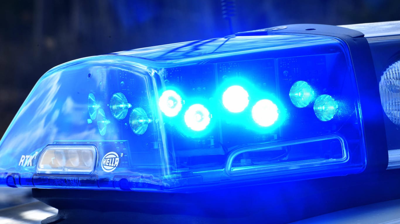 Blaulicht leuchtet auf einem Einsatzfahrzeug der Polizei (Symbolbild): Bei einer Demonstration in Bremen wurden Polizeibeamte beleidigt und Autos beschädigt.