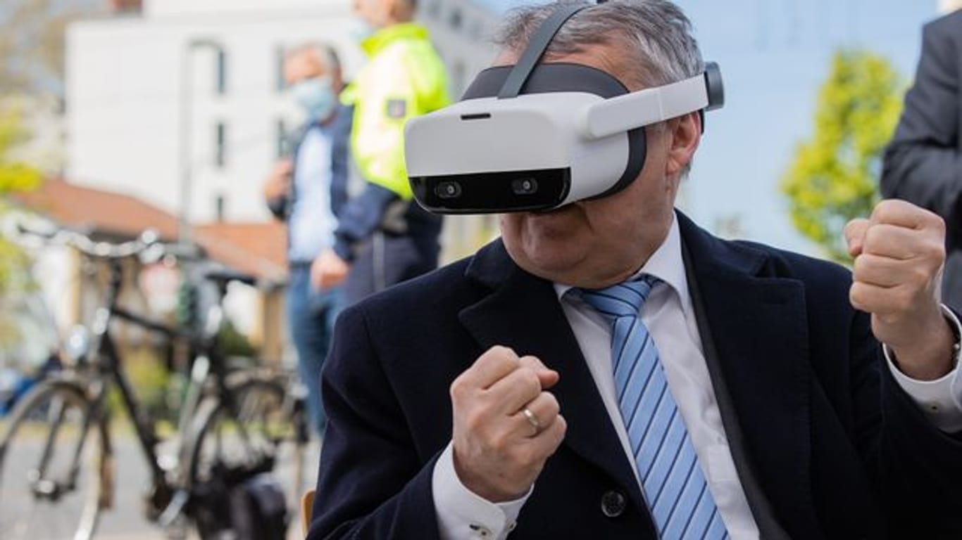 Neues Kapitel bei der Unfallverhütung: NRW-Innenminister Herbert Reul mit Virtual-Reality-Brille.