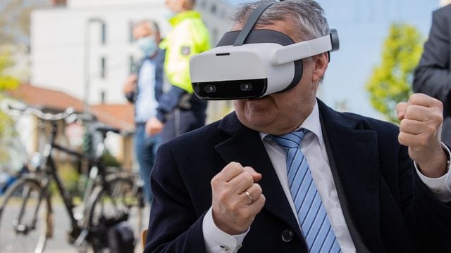 Neues Kapitel bei der Unfallverhütung: NRW-Innenminister Herbert Reul mit Virtual-Reality-Brille. Neues Kapitel bei der Unfallverhütung: NRW-Innenminister Herbert Reul mit Virtual-Reality-Brille.