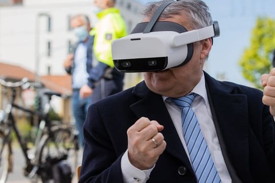Neues Kapitel bei der Unfallverhütung: NRW-Innenminister Herbert Reul mit Virtual-Reality-Brille.