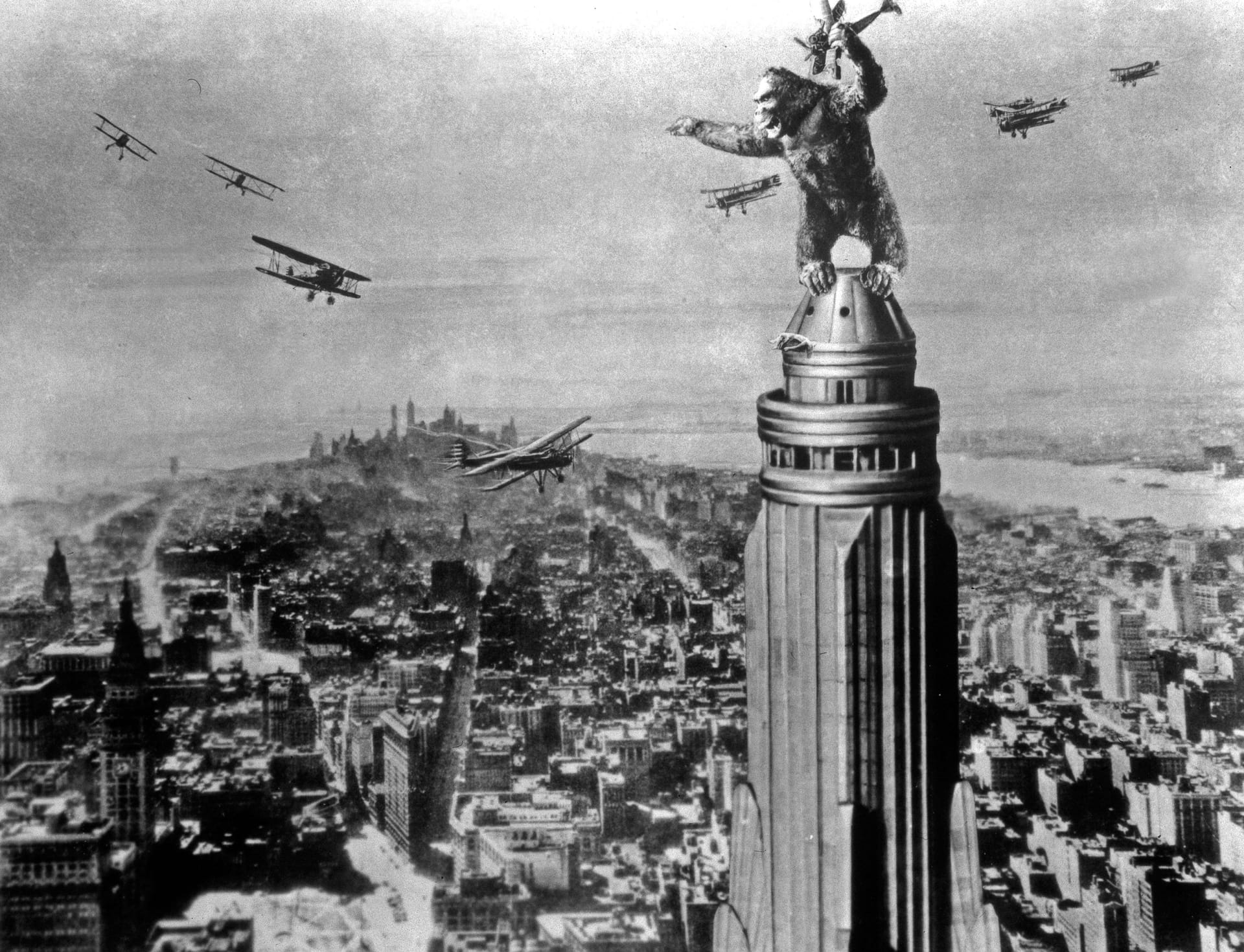 Berühmtes Gebäude: King Kong wird auf dem Dach des Empire State Building von Flugzeugen angegriffen.