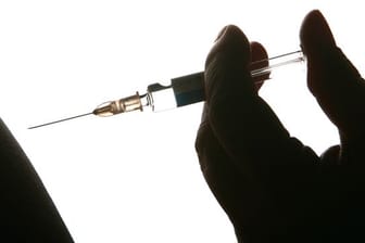 Eine Impfung wird in einer Arztpraxis vorbereitet