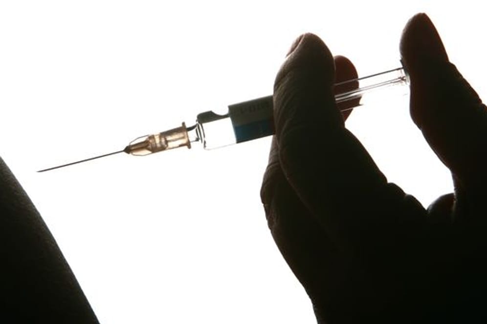 Eine Impfung wird in einer Arztpraxis vorbereitet