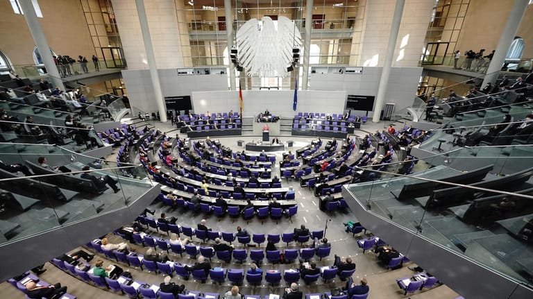 Der Bundestag in Berlin: Die Abgeordneten erhalten etwa so viel Geld wie Richter am obersten Bundesgericht.