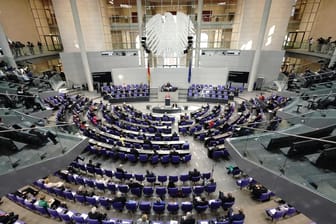 Der Bundestag in Berlin: Die Abgeordneten erhalten etwa so viel Geld wie Richter am obersten Bundesgericht.