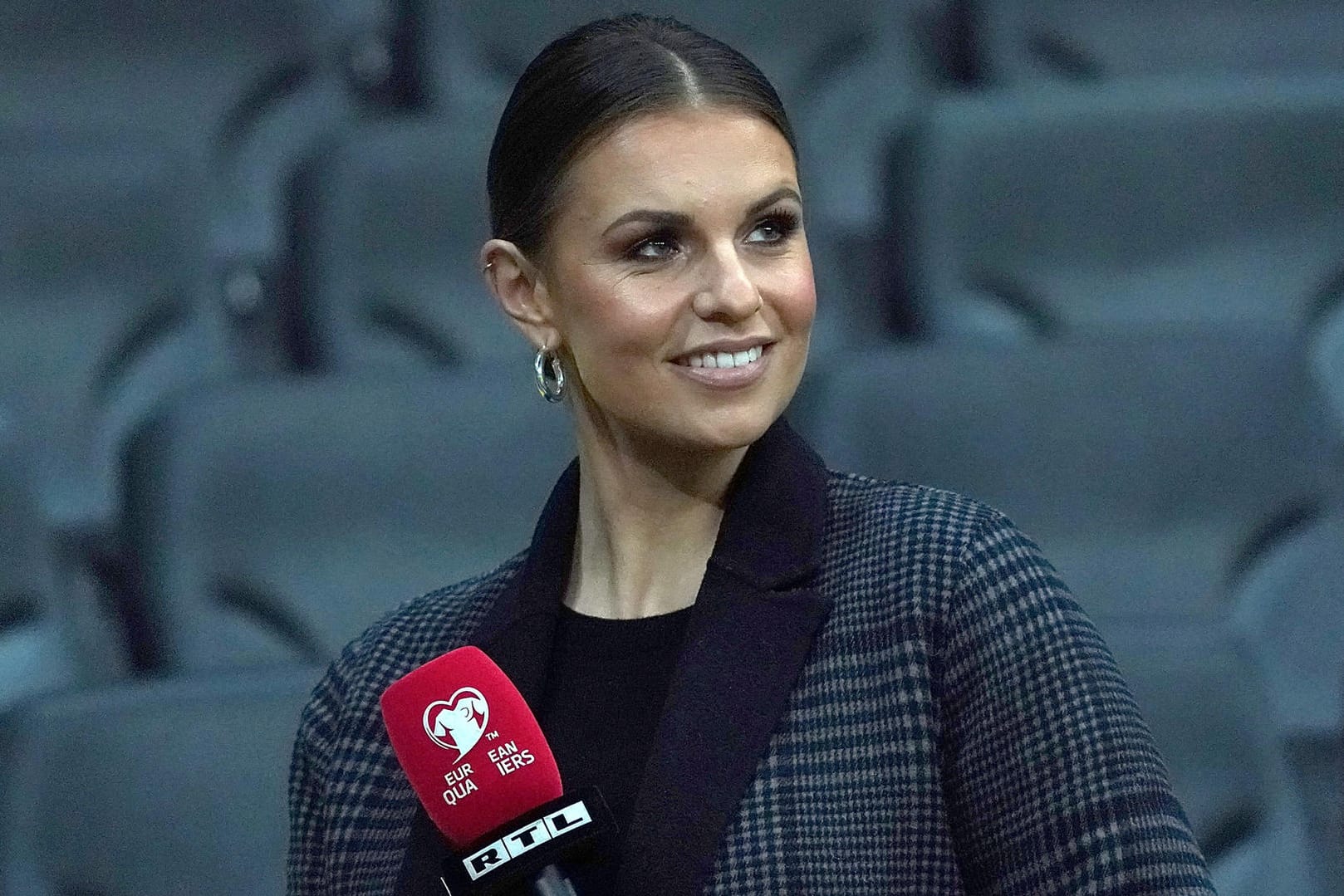 Laura Wontorra: Die Moderatorin ist in der kommenden Saison auch für DAZN im Einsatz.
