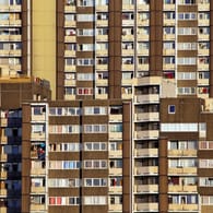 Ein Wohnkomplex in Köln: In den ärmeren Vierteln vieler Städte stecken sich mehr Menschen an als in den wohlhabenderen.